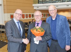 LWL-Maßregelvollzugsdezernent Tilmann Hollweg (li.) und LWL-Krankenhausausschuss-Vorsitzender Josef Geuecke (CDU, re.) gratulierten Hubertus Gerlach zum neuen Amt. Foto: LWL/Fechtner