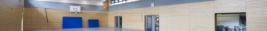 Das Bild zeigt die leere Turnhalle des Therapiezentrums.