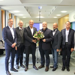 Sechs Männer lächeln in die Kamera