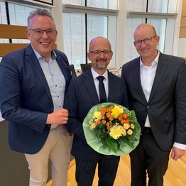 Stellv. Vorsitzender des LWL-Maßregelvollzugsausschusses, Stefan Weber, und LWL-Maßregelvollzugsdezernent Tilmann Hollweg mit Dietmar Pingel (Mitte)