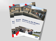 Das Foto zeigt drei Exemplare der Broschüre "Brücken zu den Bürgern"