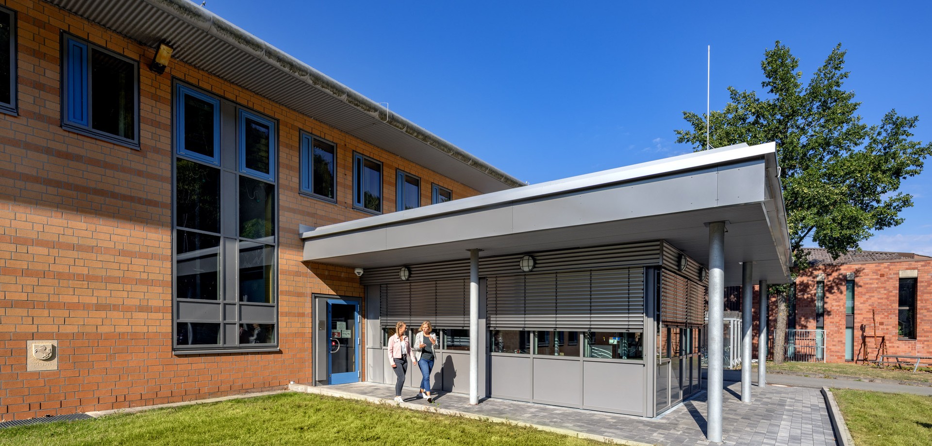 Die Außenfassade mit dem Pfortenbereich des LWL-Therapiezentrum für Forensische Therapie Marsberg
